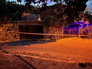 UŞAK (AA) – Uşak'ta damdan düşen kişi yaşamını yitirdi. İlyaslı