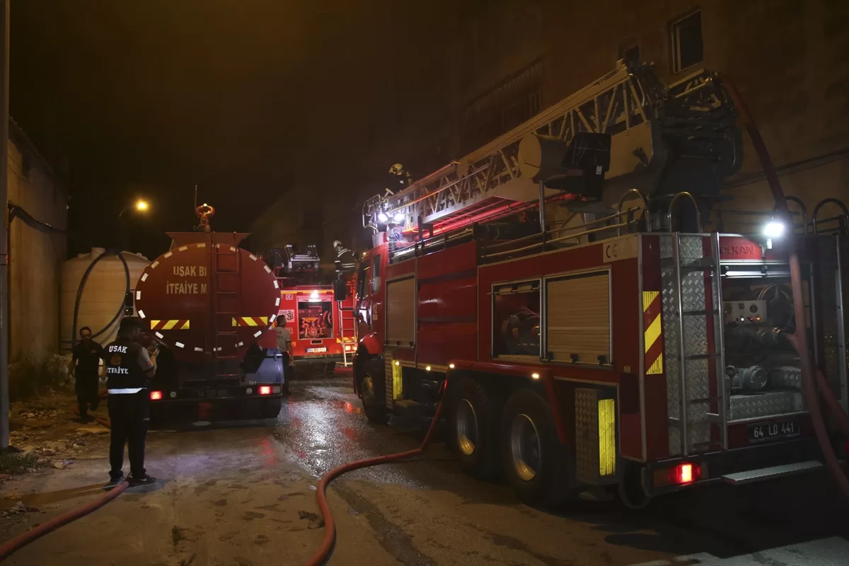 GÜNCELLEME – Uşak'ta tekstil fabrikasında çıkan yangın söndürüldü