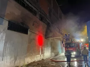 UŞAK (AA) – Uşak’ta tekstil fabrikasında yangın çıktı. Fevzi Çakmak