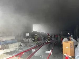 UŞAK (AA) – Uşak'taki bir tekstil fabrikasında yangın çıktı. Uşak