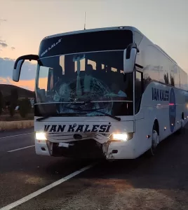 ERZURUM (AA) – Erzurum'un Horasan ilçesinde, yolcu otobüsünün hafif ticari