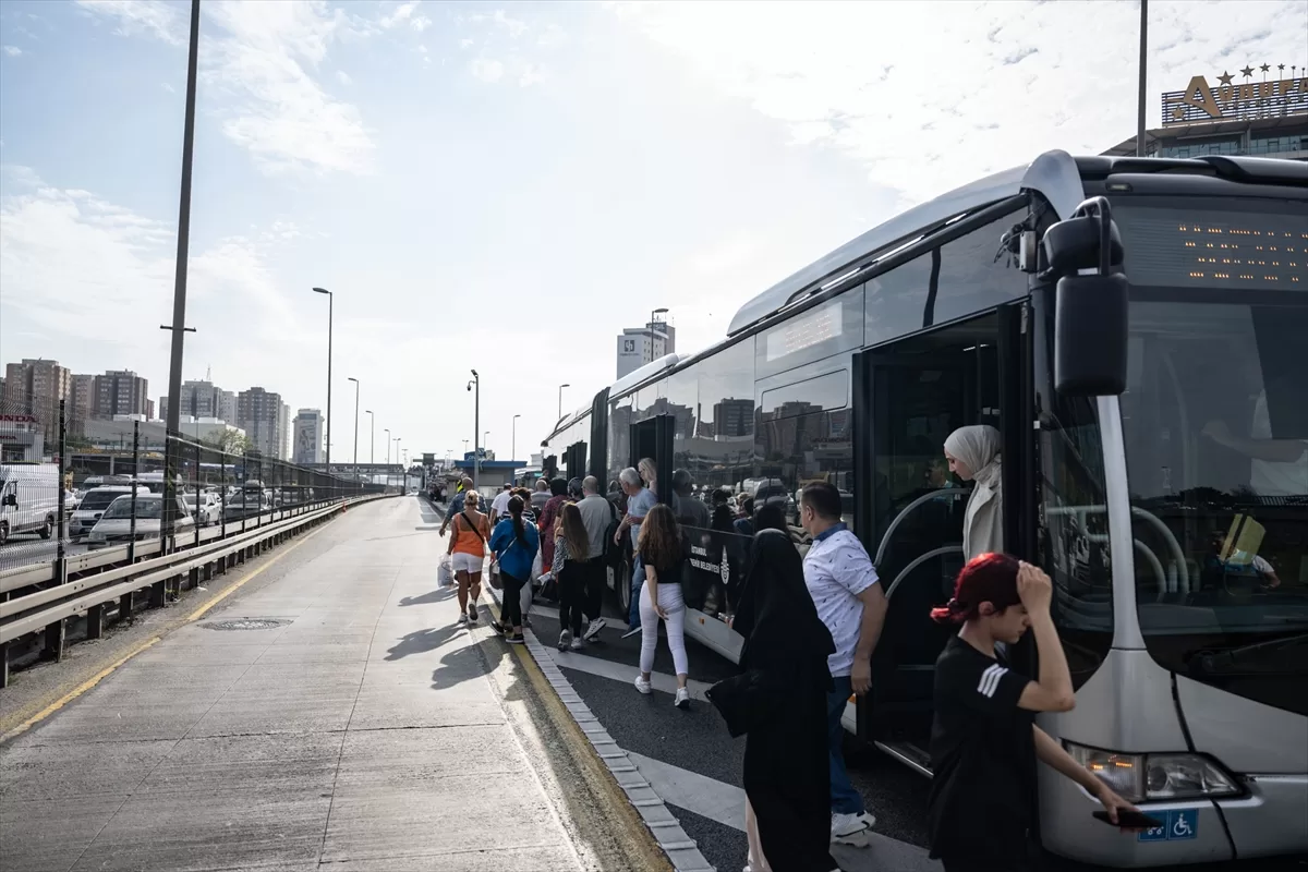 Zeytinburnu'nda arızalanan metrobüsün yolcuları durağa yürüdü