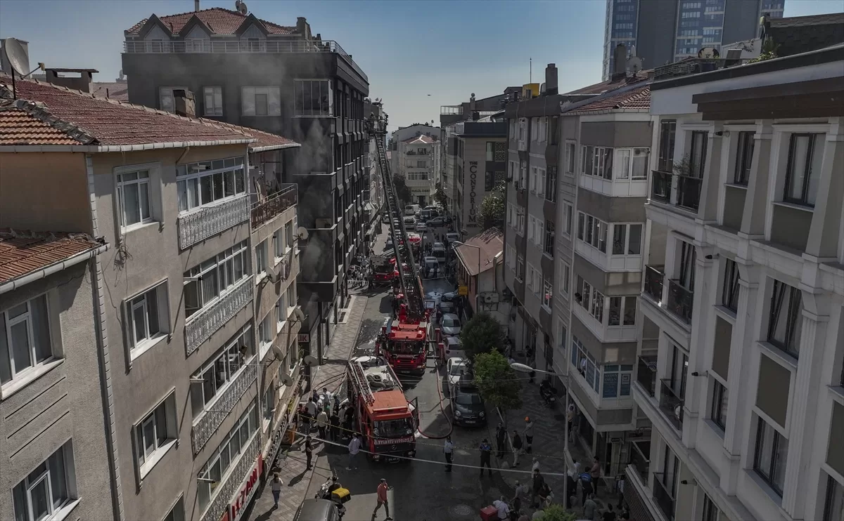 GÜNCELLEME – Zeytinburnu'nda deri atölyesinde çıkan yangın söndürüldü