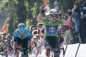 - Kazak bisikletçi, 8 etap sonunda genel klasman liderliğini alarak