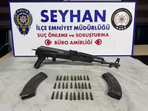 ADANA (AA) – Adana'da, kalaşnikof piyade tüfeği bulunan motosikletteki 2