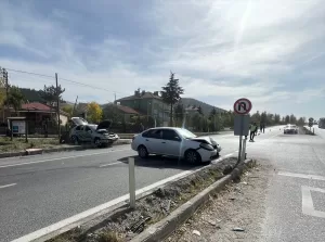 AFYONKARAHİSAR (AA) – Afyonkarahisar'ın Bolvadin ilçesinde iki otomobilin çarpışması sonucu