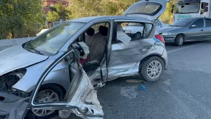 AFYONKARAHİSAR (AA) – Afyonkarahisar'ın Bolvadin ilçesinde kamyonet ile otomobilin çarpışması