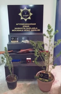 AFYONKARAHİSAR (AA) – Afyonkarahisar'ın 4 ilçesinde eş zamanlı düzenlenen uyuşturucu