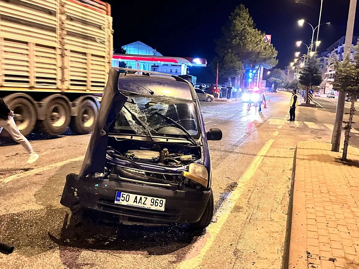 Aksaray'da otomobille çarpışan hafif ticari aracın sürücüsü öldü, 2 kişi yaralandı