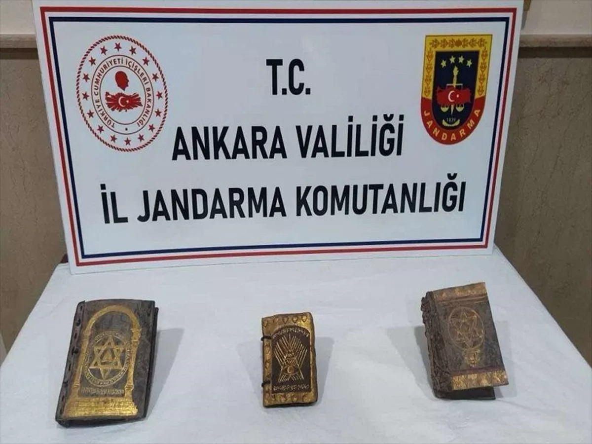 Ankara'da 13. yüzyıla ait olduğu değerlendirilen İbranice 3 kitap ele geçirildi