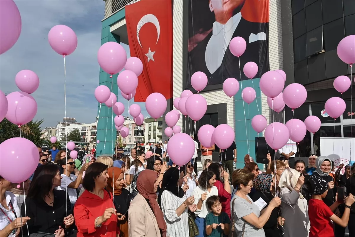 Antalya'da meme kanseri farkındalığı için pembe balon uçuruldu