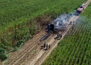 ANTALYA (AA) – Antalya'nın Serik ilçesinde mısır tarlasındaki bir biçerdöverde