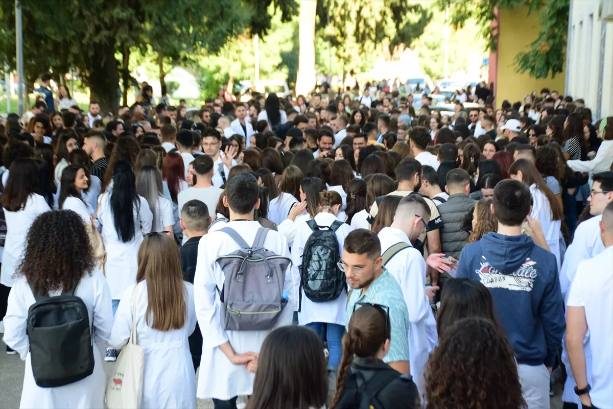 Arnavutluk’ta tıp öğrencileri “zorunlu istihdama” karşı protesto düzenledi