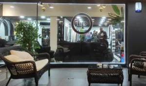 İSTANBUL (AA) – Ataşehir'de, motosikletli şüphelilerce silahla ateş açılan kuaför