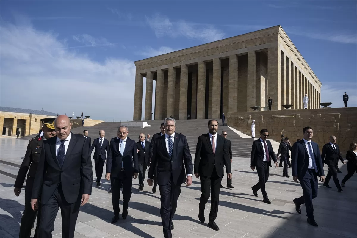 Avusturya Başbakanı Karl Nehammer, Anıtkabir'i ziyaret etti
