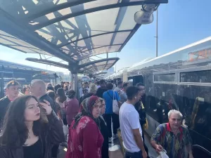 İSTANBUL (AA) – Beylikdüzü-Zincirlikuyu seferini yapan metrobüsün arızalanması nedeniyle seferlerde