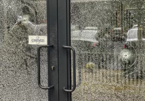 İSTANBUL (AA) – Başakşehir'de, 2 şüphelinin silahla ateş ettiği güzellik