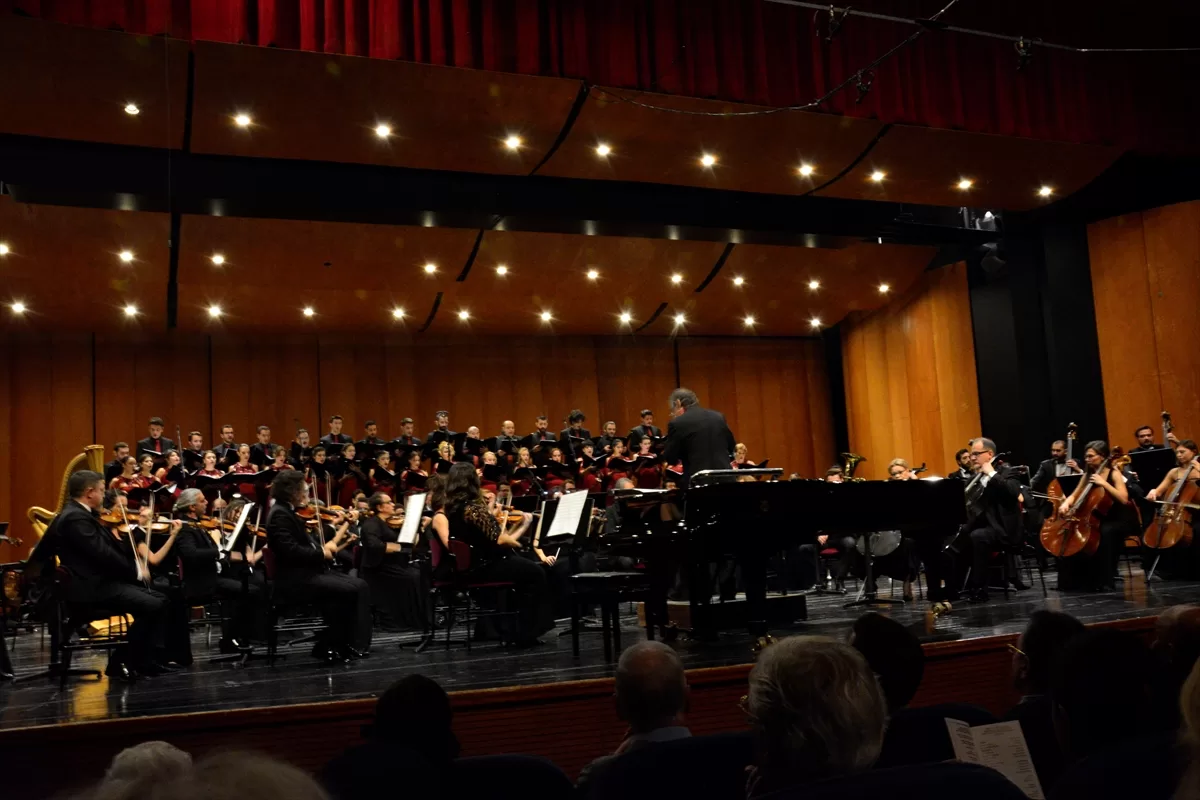 BBDSO'nun “Sezon Açılış Konseri”nde piyanist Gülsin Onay sahne aldı