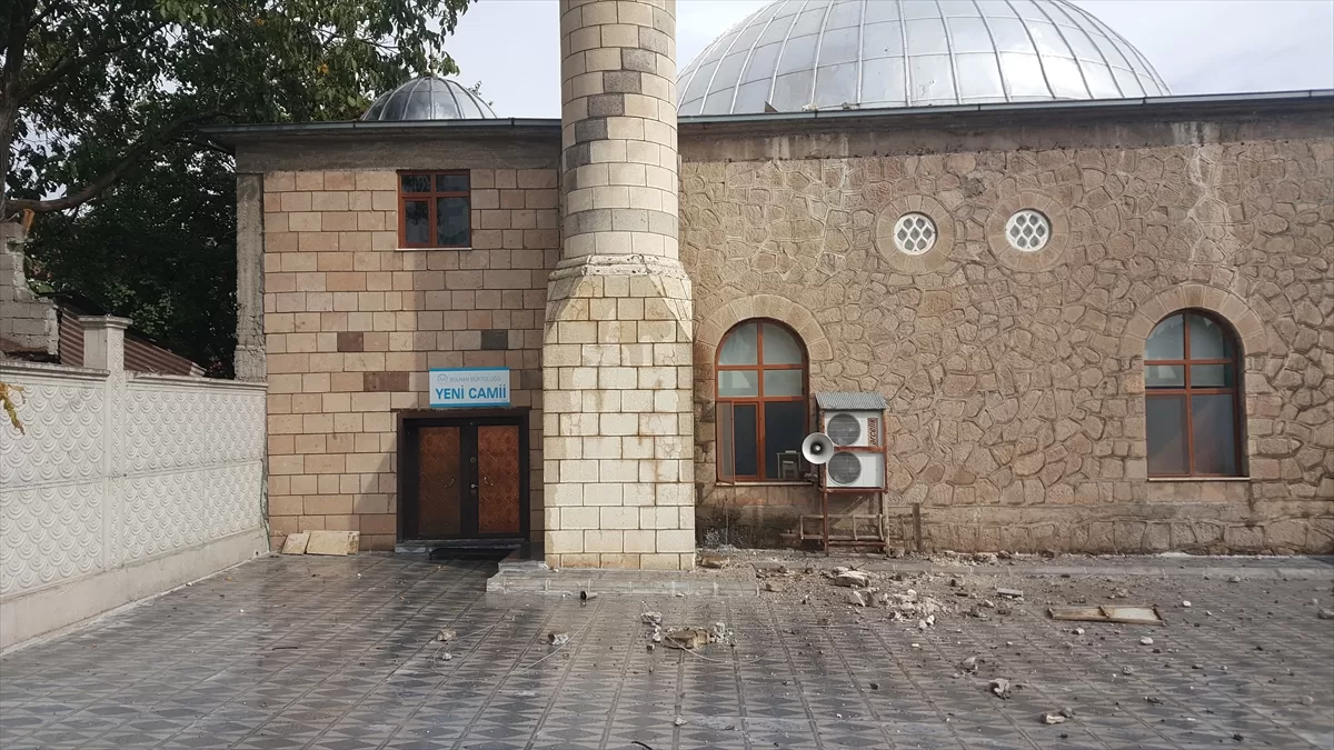 Bingöl'de yıldırım düşen caminin minaresi zarar gördü