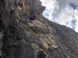 BİTLİS (AA) – Bitlis’in Mutki ilçesinde kayalıklarda mahsur kalan 2