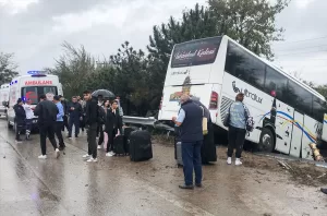 BURSA (AA) – Bursa'da, yoldan çıkarak ağaçlık alana giren otobüsteki