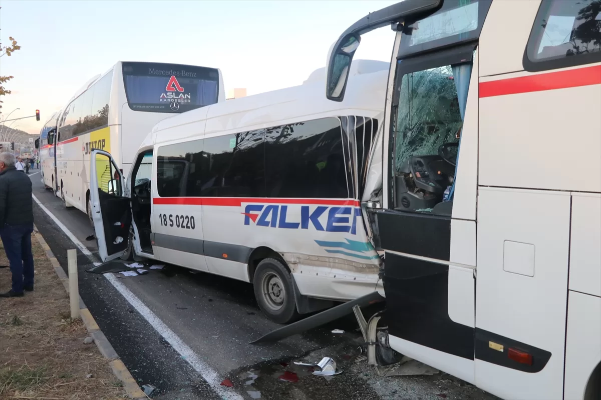 Çankırı'da işçileri taşıyan 3 otobüsle bir minibüsün karıştığı zincirleme kazada 36 kişi yaralandı