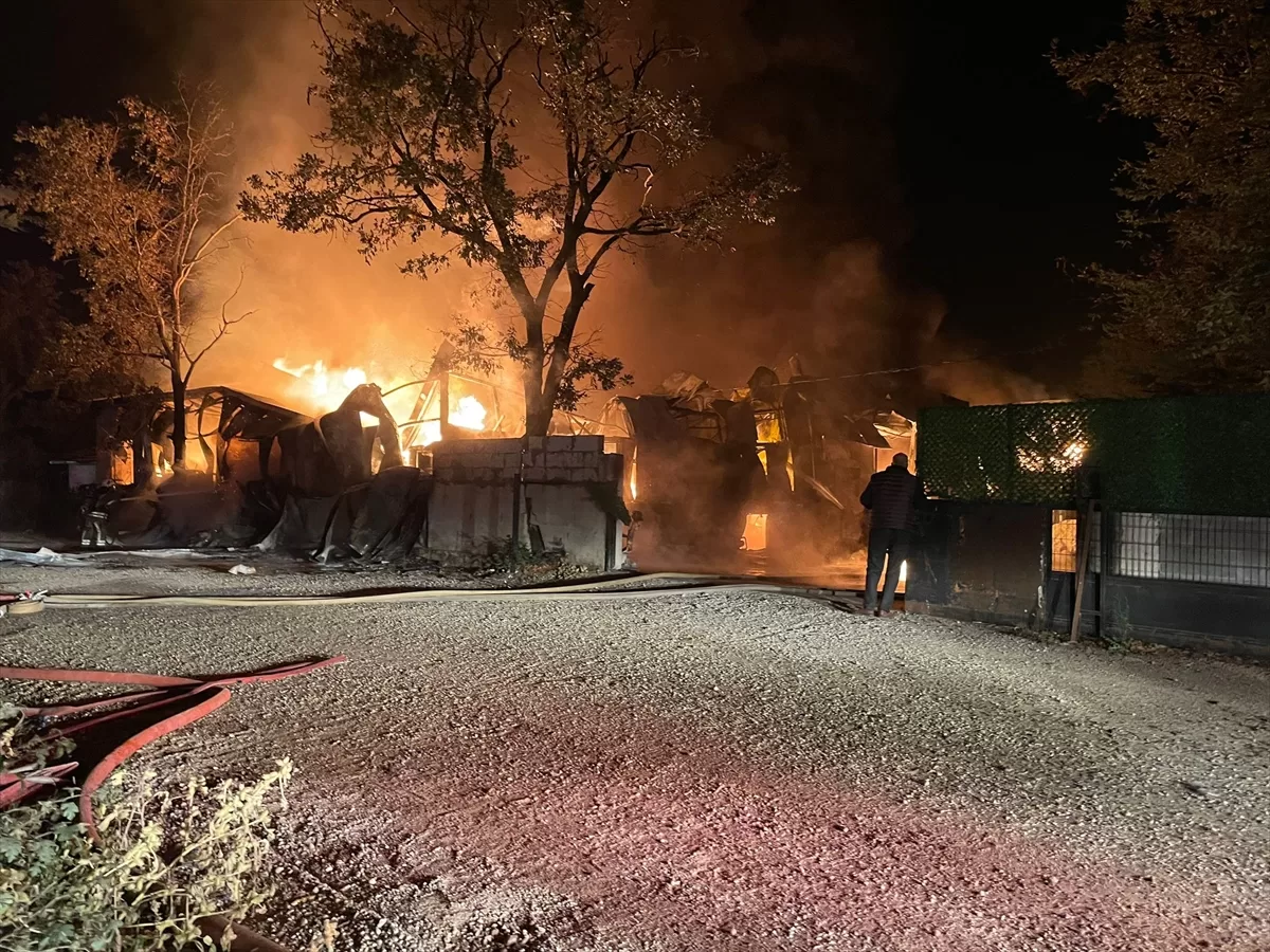 Çatalca'da fabrikada çıkan yangına itfaiye müdahale ediyor
