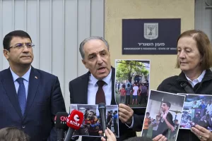 - İsrail'in Ankara Büyükelçiliği konutunun önünde bir araya gelen milletvekilleri,