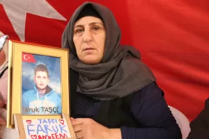 DİYARBAKIR (AA) – Dağa kaçırılan çocukları için HDP il binası