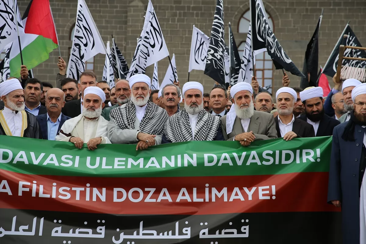 Diyarbakır'a farklı illerden gelen kanaat önderleri İsrail'in saldırılarını protesto etti