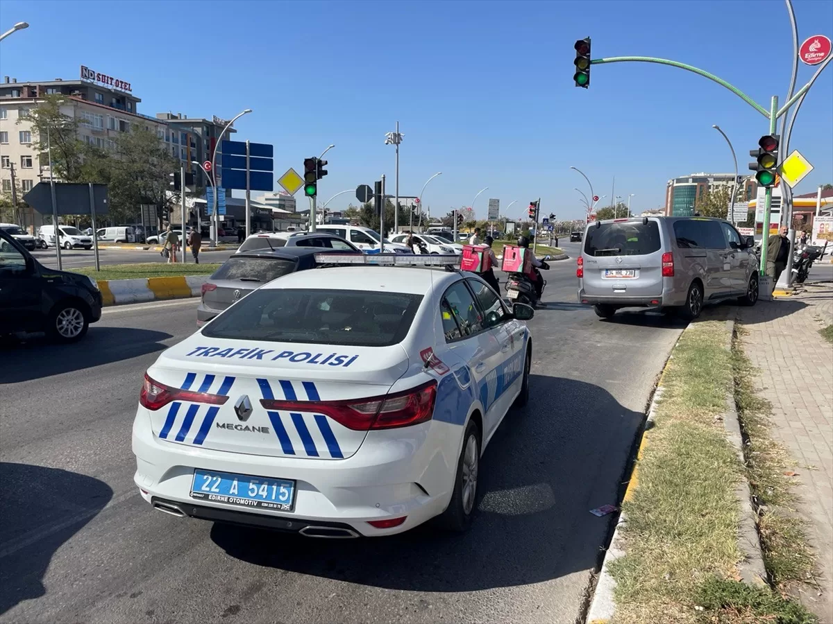 Edirne'de polisten kaçarken kaza yapan araçta 2 düzensiz göçmen yakalandı
