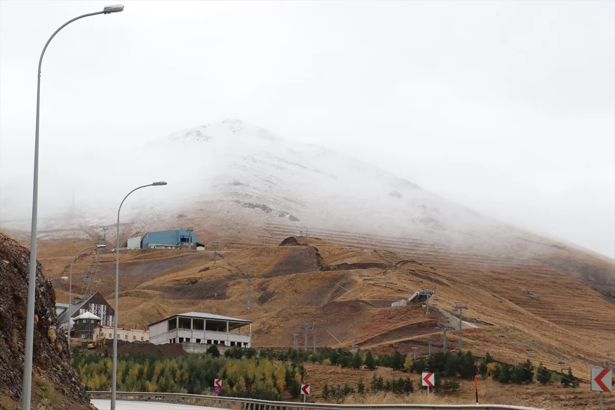 Erzurum'un yüksek kesimlerine mevsimin ilk karı yağdı