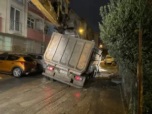 İSTANBUL (AA) – İstanbul Esenyurt'ta, yoğun yağış nedeniyle bozulan yola