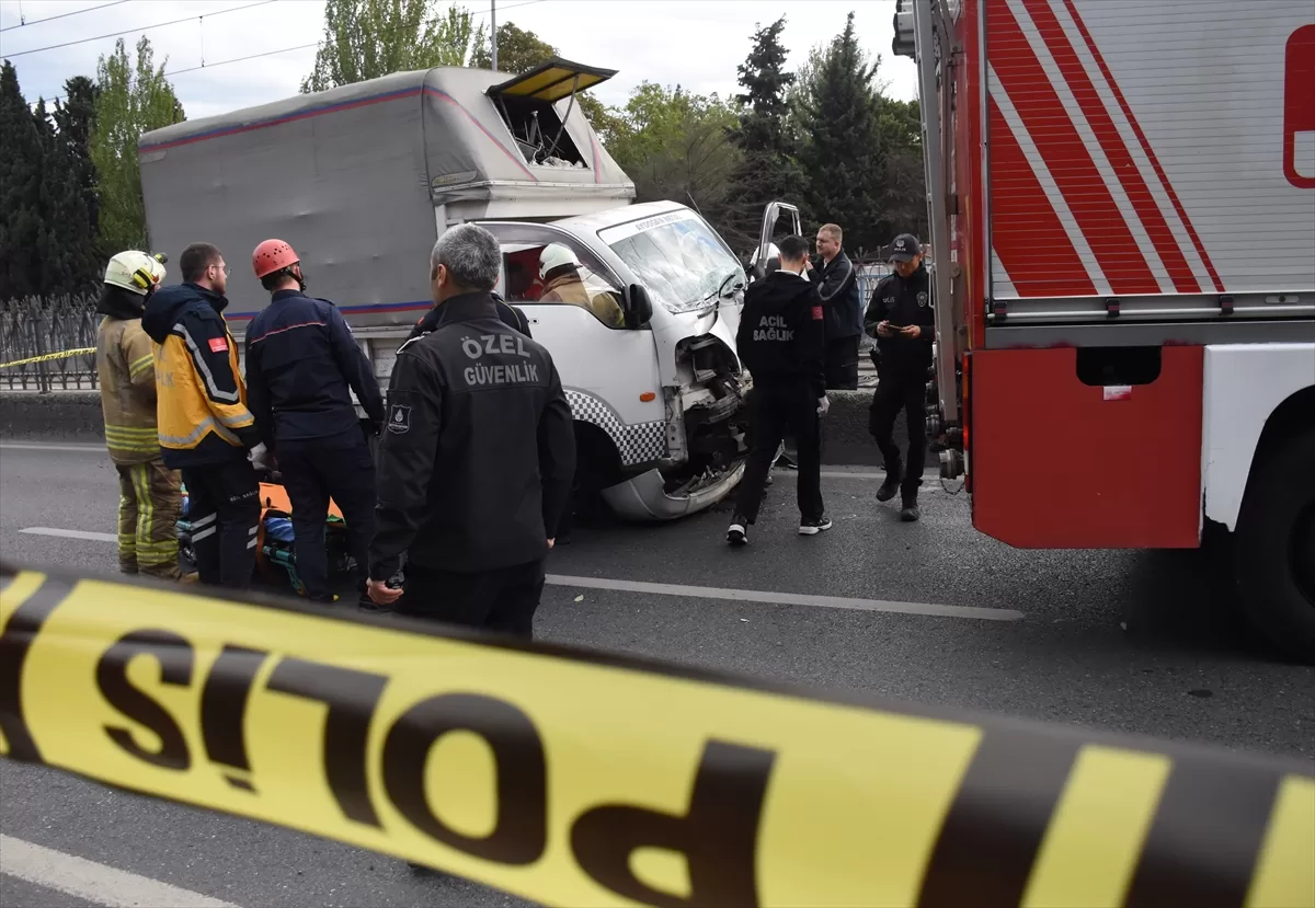 Eyüpsultan'daki kazada kamyonette sıkışan sürücü ağır yaralandı
