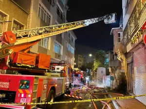 İSTANBUL (AA) – Fatih'te metruk binada çıkan yangın itfaiye ekiplerince