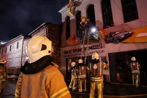 İSTANBUL (AA) – Fatih’te Balat Oyuncak Müzesi’nde çıkan yangın itfaiye