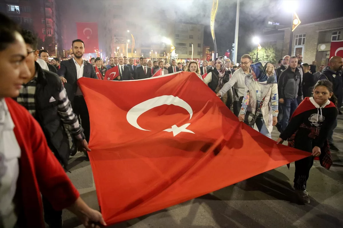 Güneydoğu Anadolu Bölgesi'nde Cumhuriyet'in 100. yılı dolayısıyla fener alayı düzenlendi