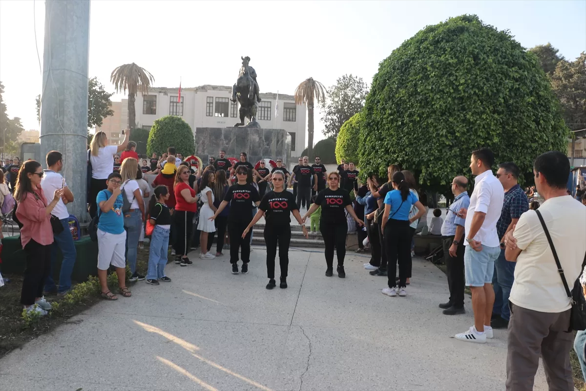 Hatay'da Cumhuriyet'in 100. yılı kutlamaları kapsamında 100 kişi zeybek oynadı