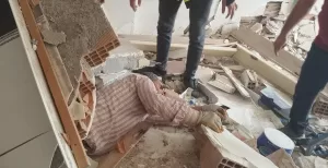 HATAY (AA) – Hatay'ın Kırıkhan ilçesinde girdiği ağır hasarlı binada