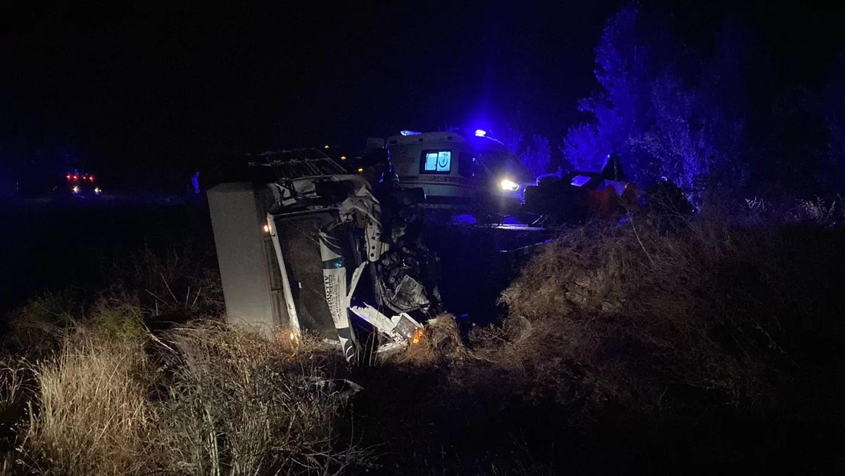 GÜNCELLEME – Isparta'da otomobille kamyonetin çarpıştığı kazada 4 kişi öldü