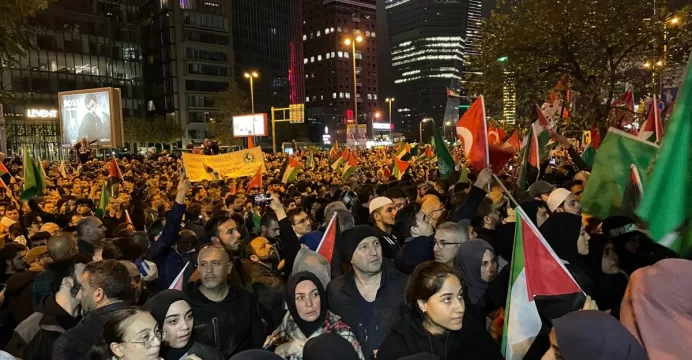 İsrail’in Gazze’deki hastaneye saldırısı İstanbul’da protesto ediliyor