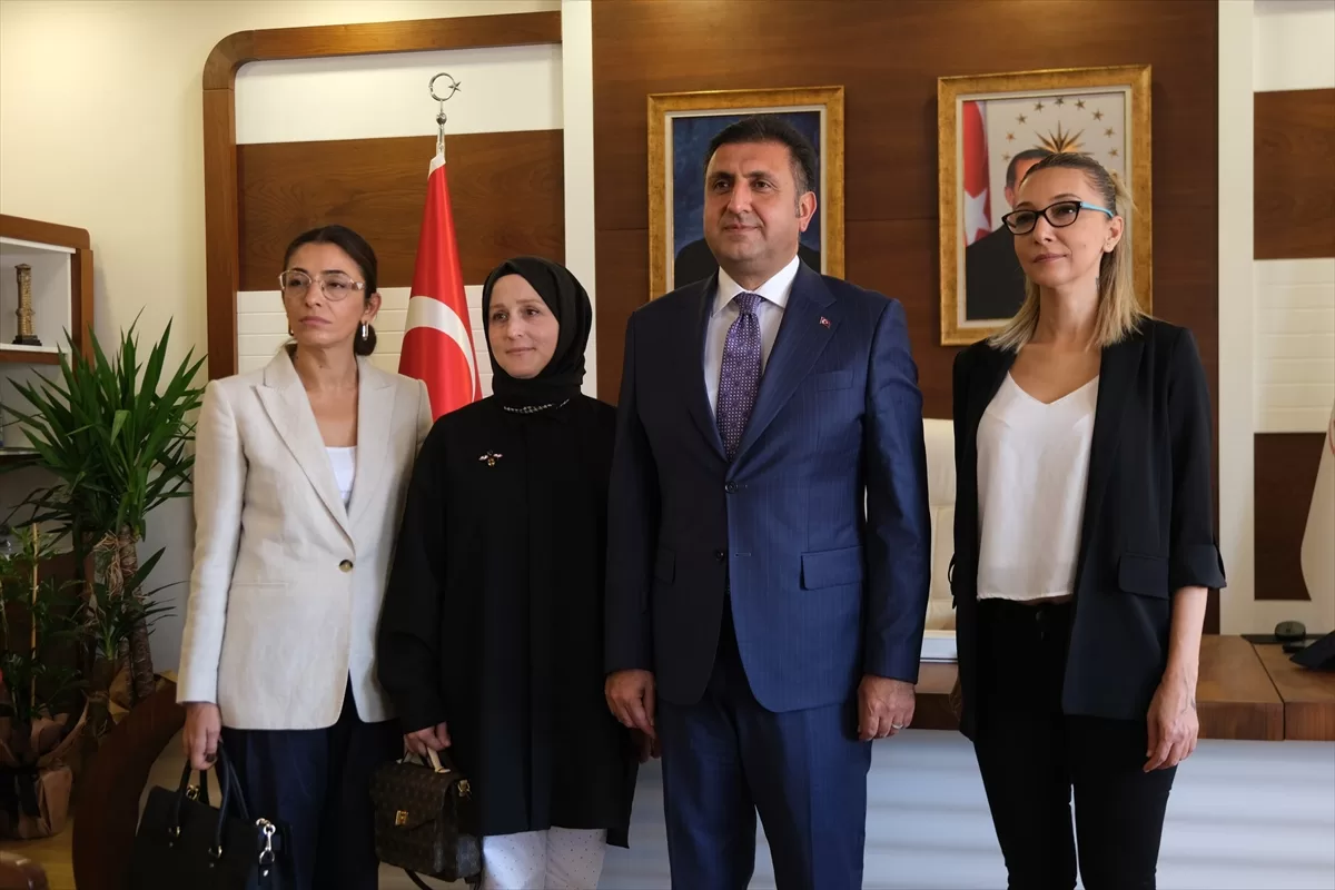 İstanbul İl Milli Eğitim Müdürü Yentür, öğretmen ve velilerle bir araya geldi
