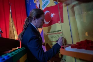 - Dev bayrak, Guinnes yetkililerinin onayıyla, ''dünyada Lego ile yapılan