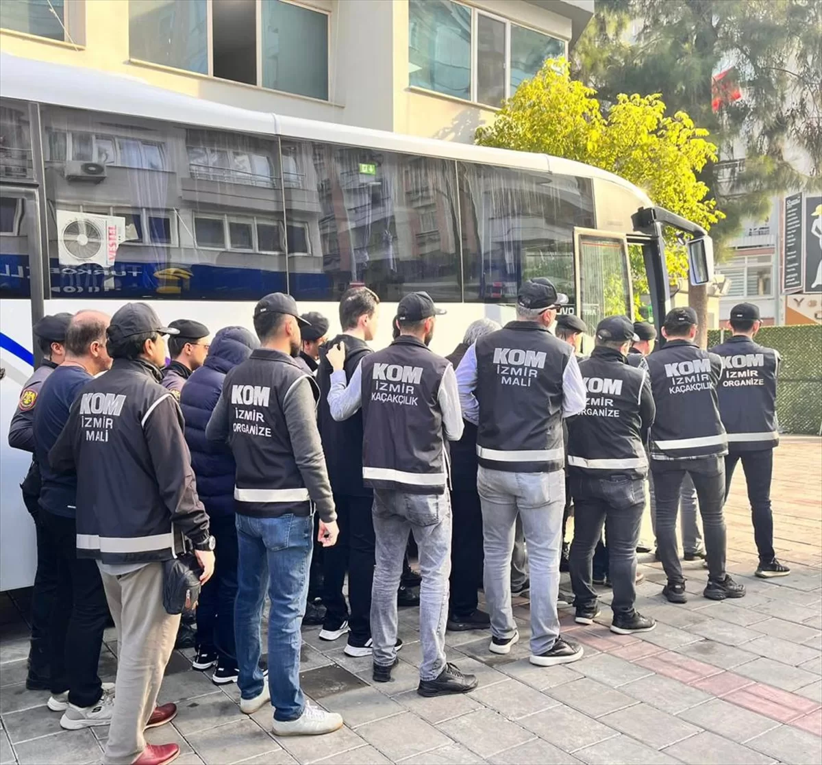 İzmir'de FETÖ'ye yönelik “Kıskaç” operasyonunda 28 şüpheli tutuklandı