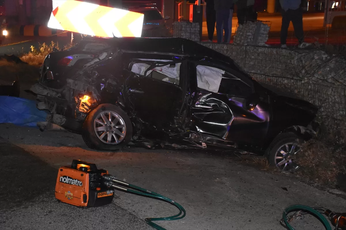İzmir'de iki otomobilin çarpıştığı kazada 2 kişi öldü, 2 kişi yaralandı