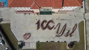 İZMİR (AA) – İzmir'in Aliağa ilçesinde ortaokul öğrencileri Cumhuriyet'in 100.