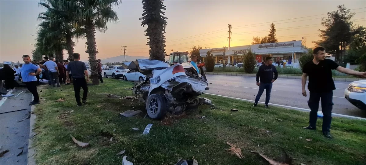 Kahramanmaraş'ta refüjdeki ağaca çarpan otomobildeki 2 kişi yaralandı