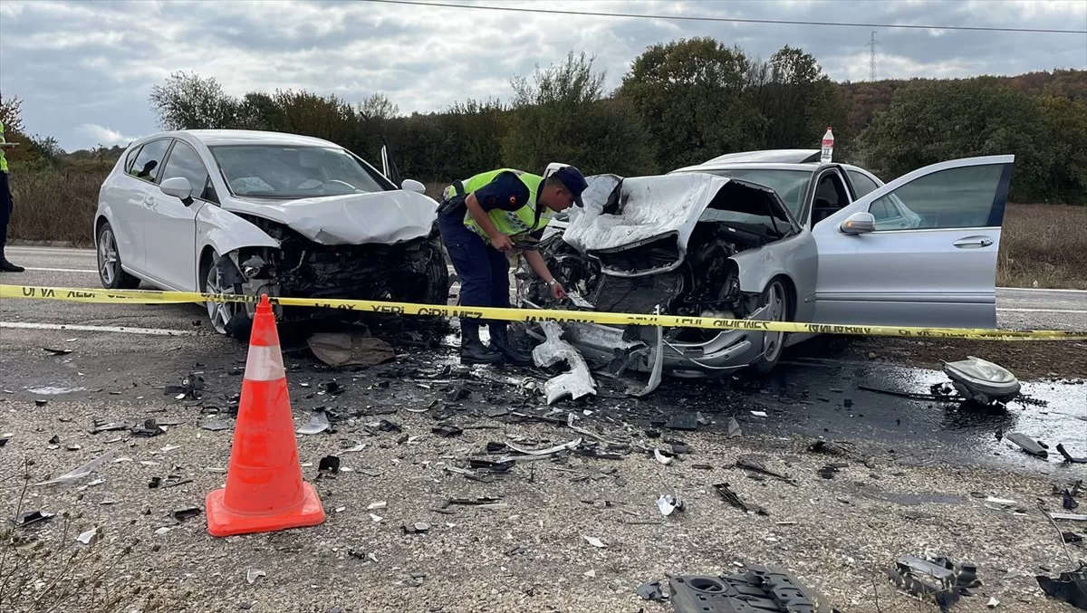 Karabük'te iki otomobilin çarpıştığı kazada 4 kişi yaralandı