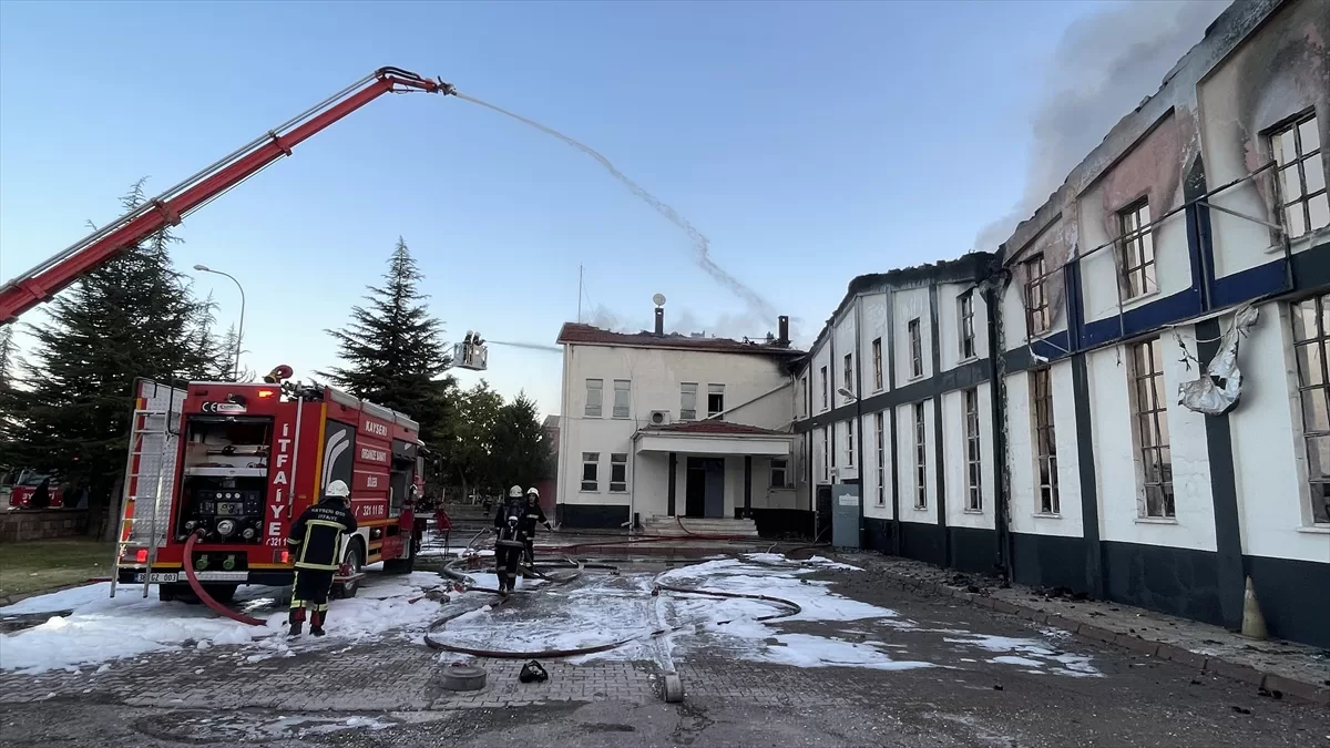 Kayseri'de mobilya fabrikasında çıkan yangına müdahale ediliyor