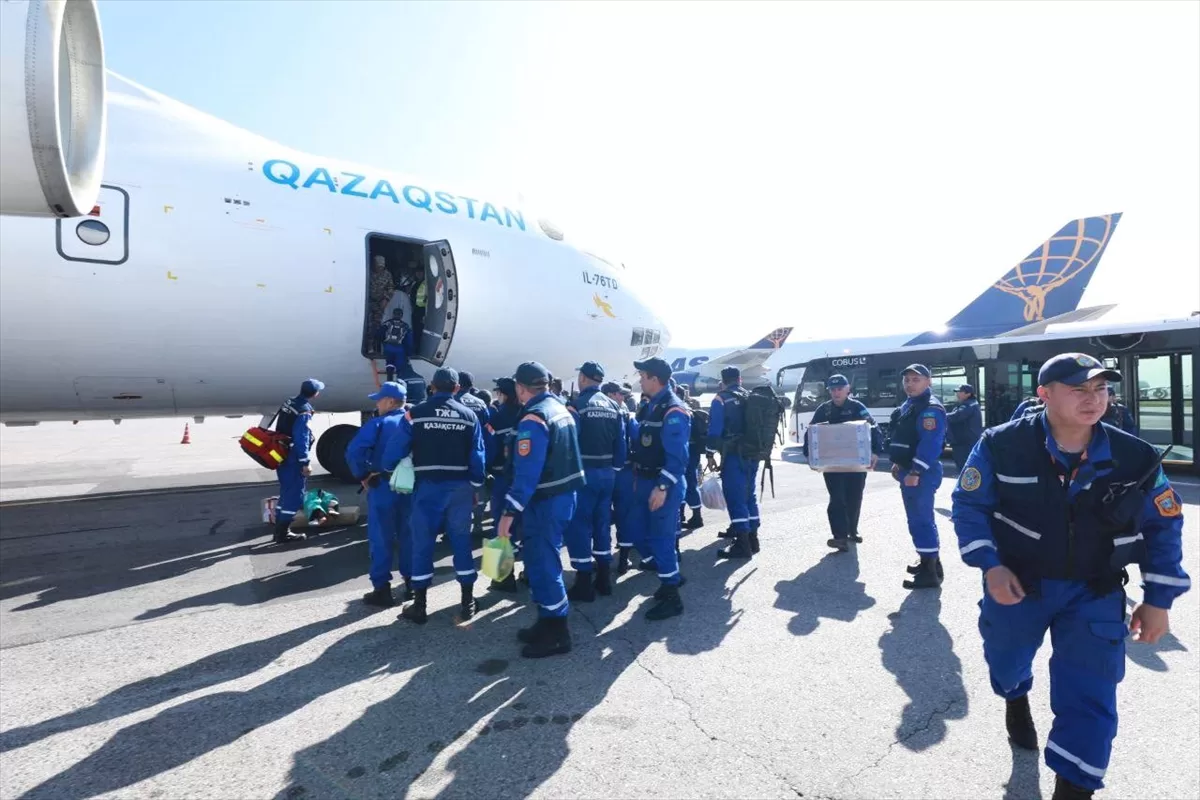Kazakistan, depremden etkilenen Afganistan’a arama-kurtarma ekibiyle insani yardım gönderdi